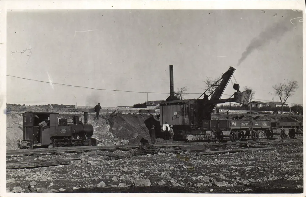 Extração mineral — máquina de escavação e locomotiva a vapor — editor desconhecido - Frente