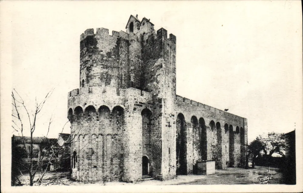 Saintes-Maries-de-la-Mer — Igreja com torre redonda e arco - Frente