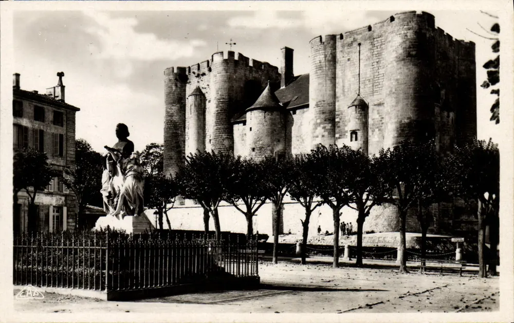 Niort — O Donjon — editor REAL-PROJ, Paris - Frente