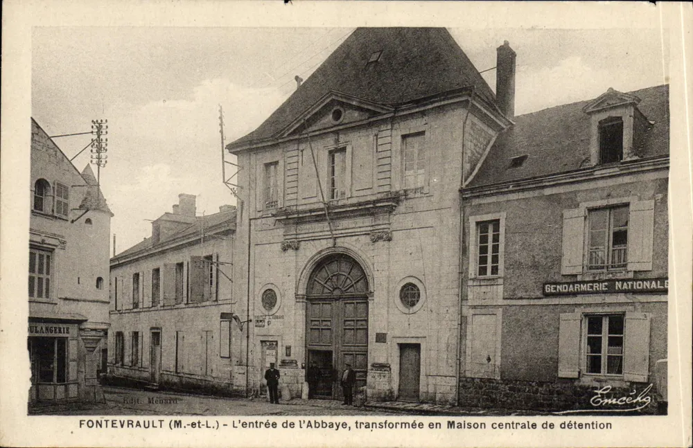 Fontevrault (M.-et-L.) — Der Eingang der Abtei, umgewandelt in Zentralgefängnis — Edit. Ménavarn - Vorderseite