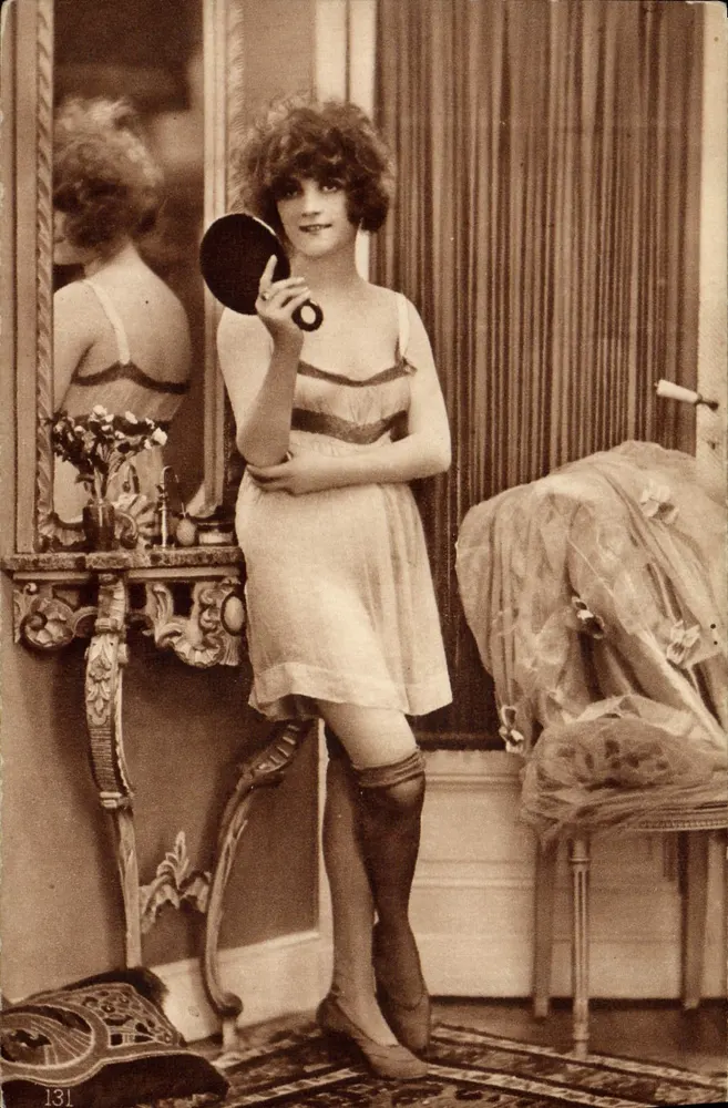 Jovem mulher em vestido de noite — posando diante de um espelho — Autochrome n°131 - Frente