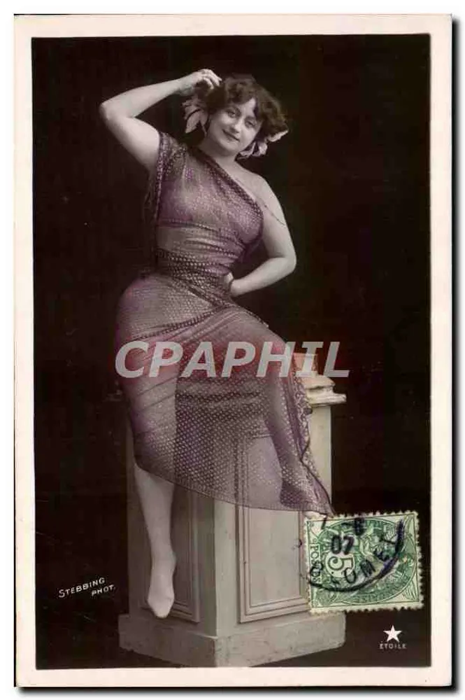 Femme en robe à motifs — pose sur un pilier — Stebbing Phot. Étoile - Anverso