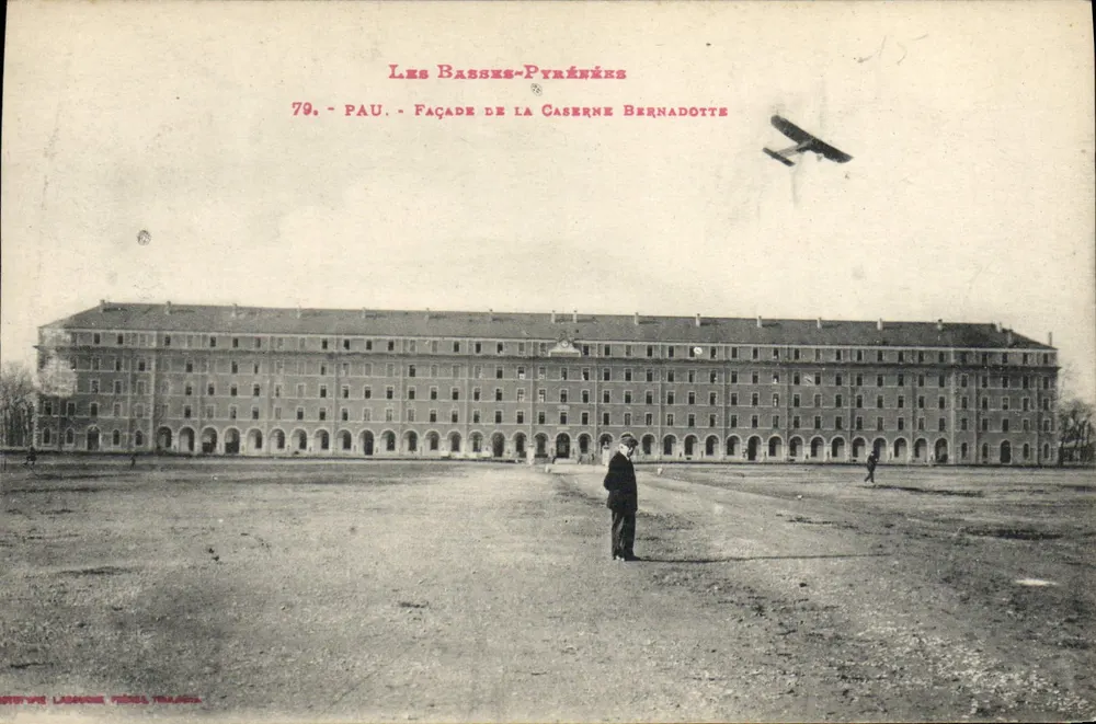 Pau - Fassade der Kaserne Bernadotte — Les Basses-Pyrénées, n°79, Verleger Labeuche Frères - Vorderseite