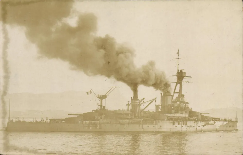 Kriegsschiff — Rauch aus Schornsteinen — Verlag Ferrariat, Toulon-Mourillon - Vorderseite