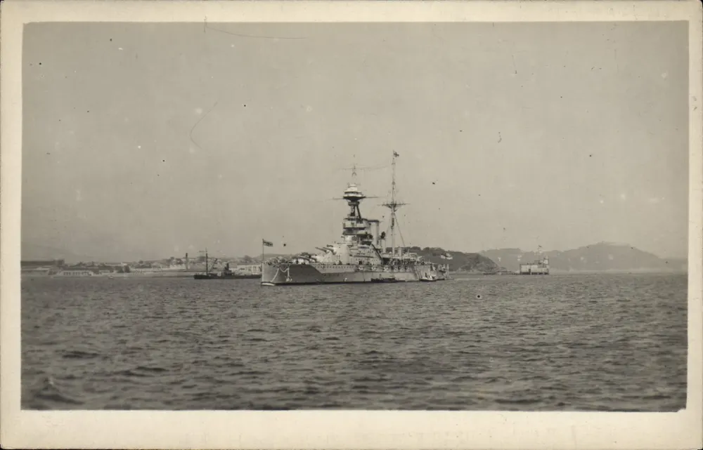 Navio de guerra — porto — editor desconhecido, número de série não visível - Frente
