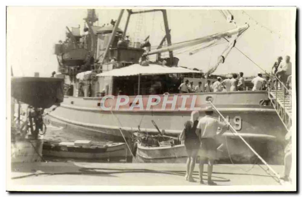 Barco de pesca no cais — vista lateral — Carta postal reprodução - Frente