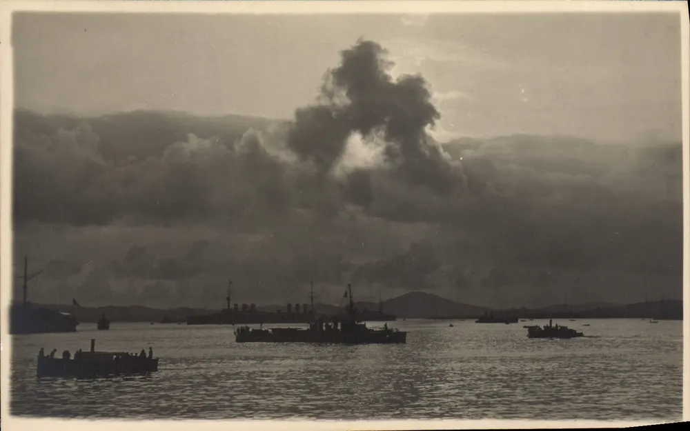 Porto de Toulon — vista marítima com fumaça — A. Dubois, Toulon - Frente