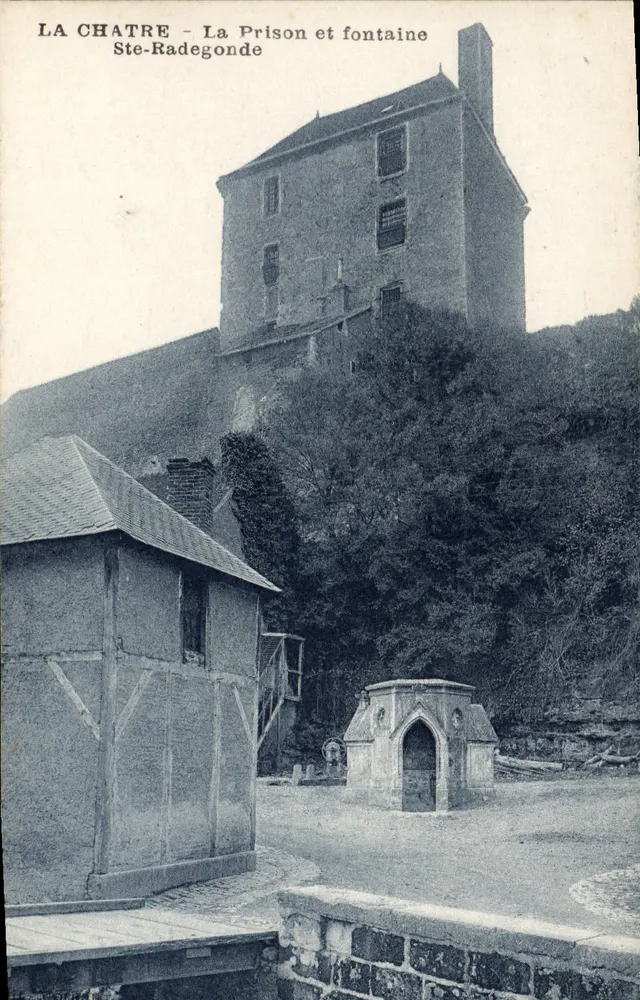 La Châtre - Das Gefängnis und die Fontäne Sainte-Radegonde - Vorderseite