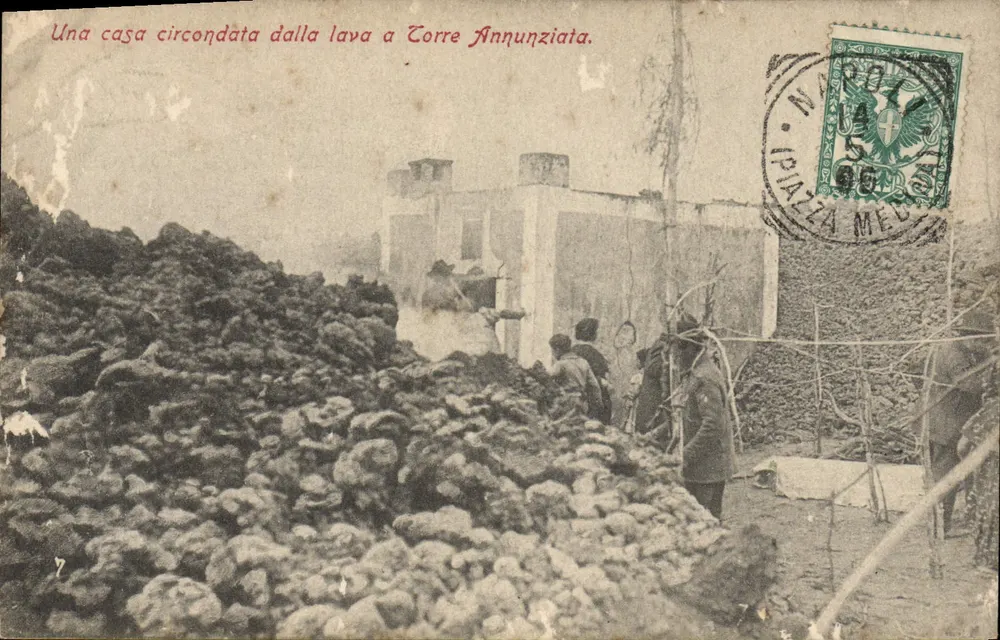 Torre Annunziata — maison entourée de lave — éditeur Fotografie Crocco & Scarfoglio del Mattino - Vorderseite