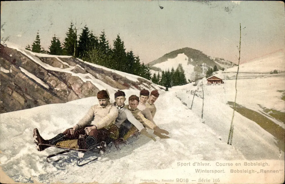 Bobsleigh-Fahrt — vier Männer auf einem verschneiten Schlitten — Phototypie Co., Neuchâtel — Serie 105 - Vorderseite