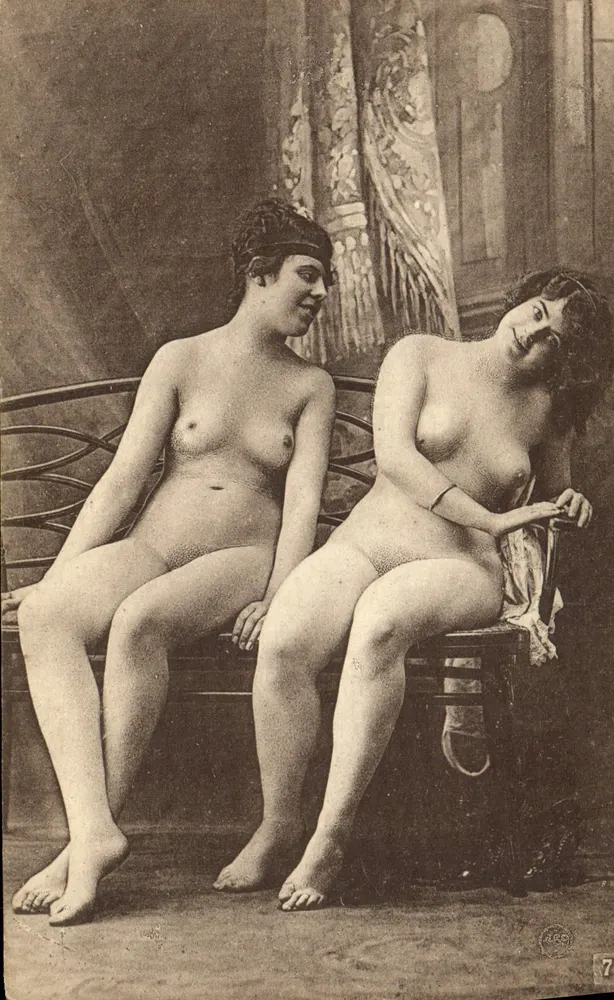 Zwei nackte Frauen sitzend — Fotostudio — Lagache, Imp.-édit. 4, rue du Helder, Paris, Serie 6 - Vorderseite