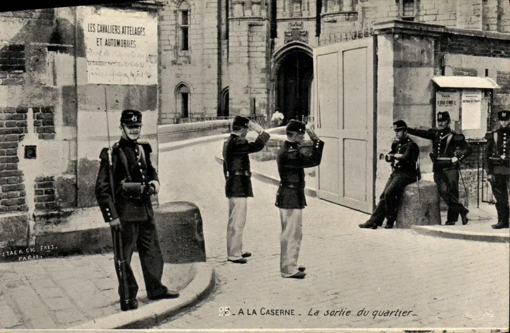 A saída do bairro — A LA CASERNE — STAER CK. PRES. PARIS - Frente
