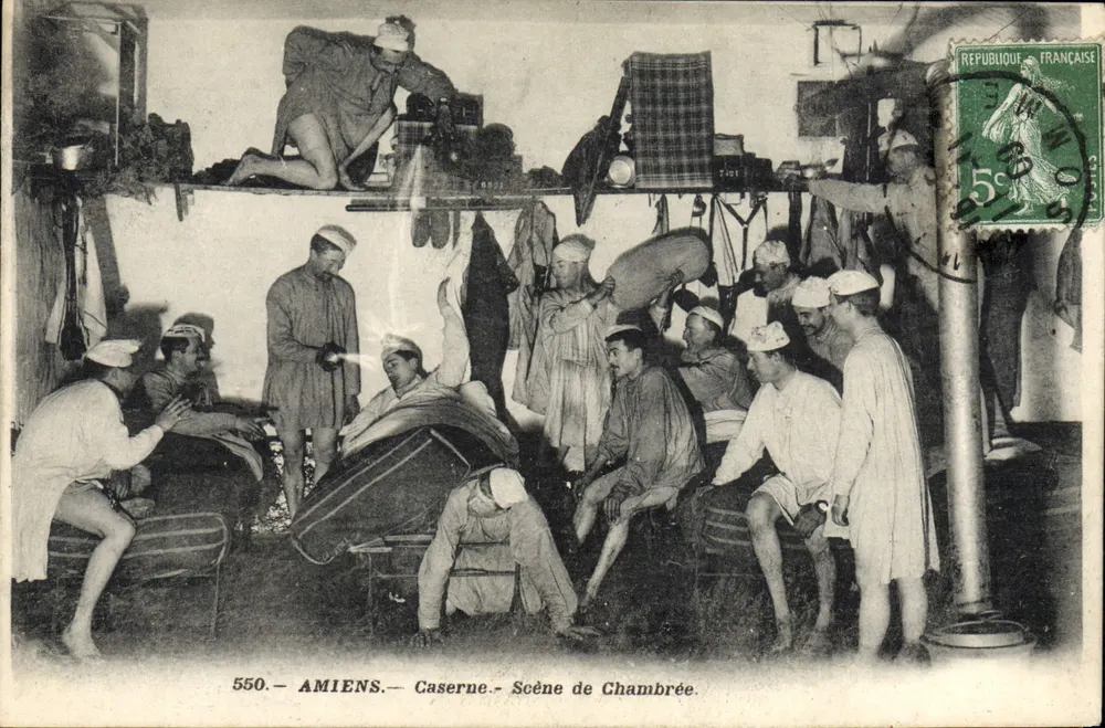 Amiens — Caserma — Scena di Chambrière — Caron, foto-edic., Amiens - Recto