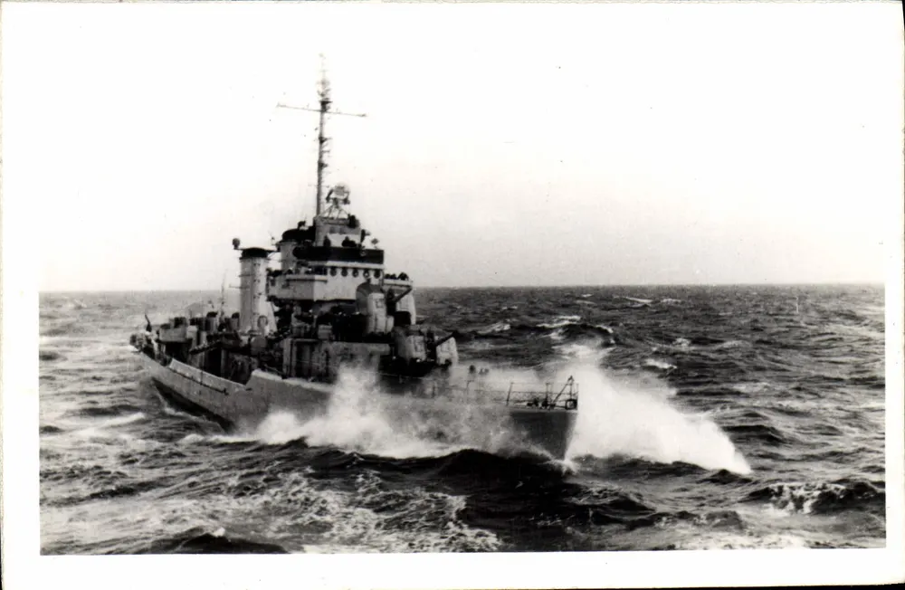 Navio de guerra — no mar — reprodução - Frente
