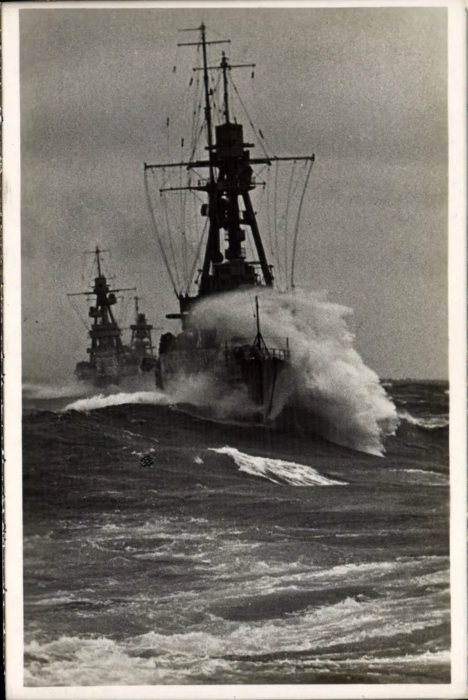 Navios de guerra em mar agitado — Editor H. Embray, Papeterie de la Flotte, 44, Rue Chevalier-Paul, Toulon - Frente