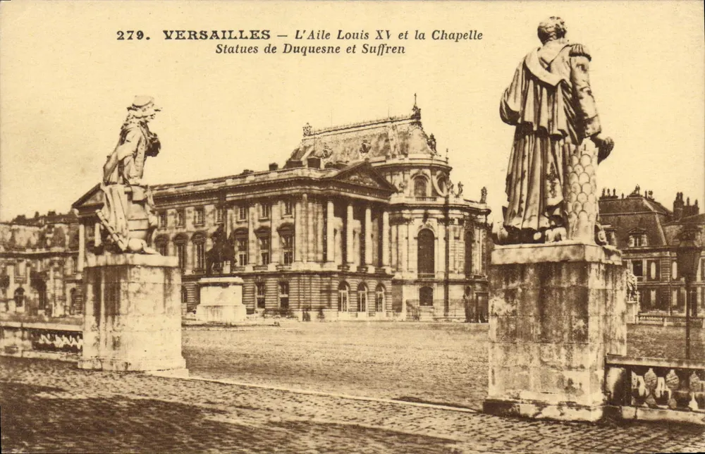 Versailles — Flügel Louis XV und Kapelle. Statuen von Duquesne und Suffren - Vorderseite