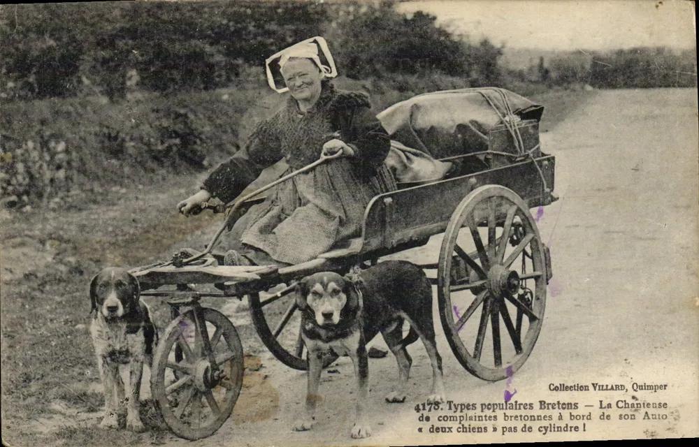 La Chantense à bord de son Auto — Types populaires bretons — Collection VILLARD, Quimper