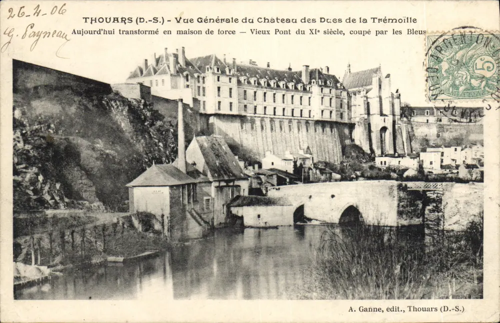 Thouars (D.-S.) — Allgemeiner Blick auf das Schloss der Herzöge von la Trémoille — Alte Brücke des 11. Jahrhunderts, geschnitten von den Blauen - Vorderseite