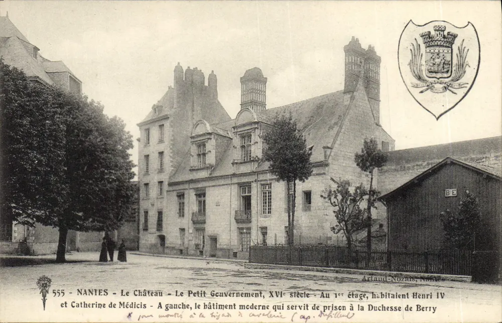 NANTES - Das Schloss - Das Kleine Regierung, 16. Jahrhundert - Im ersten Stock wohnte Heinrich IV und Catherine de Médicis - Links, das moderne Gebäude, das als Gefängnis für die Herzogin von Berry diente - Vorderseite