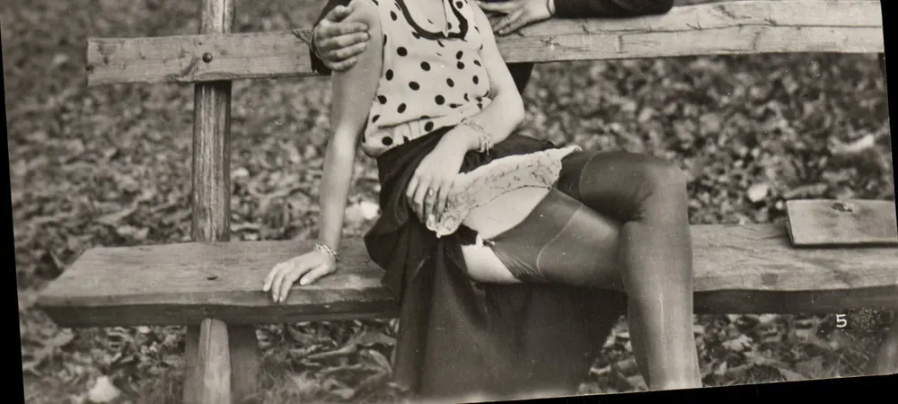 Jovem mulher com vestido de bolinhas — cena de jardim — carta postal n°5 - Frente
