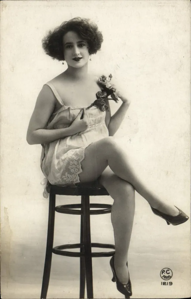 Jovem mulher em robe de noite — P.C. PARIS 1219 - Frente