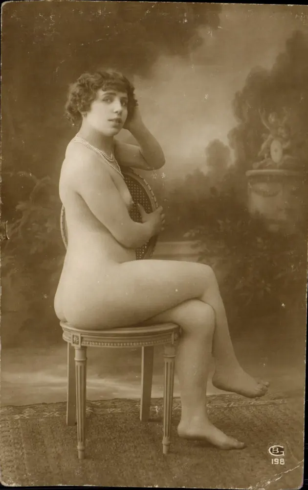 Mulher nua sentada — estúdio fotográfico — C. B. n° 198 - Frente