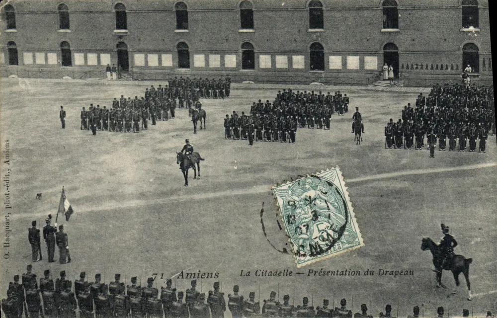 Die Zitadelle — Präsentation der Fahne — O. Hacquet, phot.-edit., Amiens, n°71 - Vorderseite