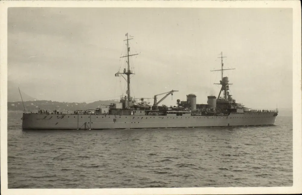 Navio de guerra — vista lateral - Frente