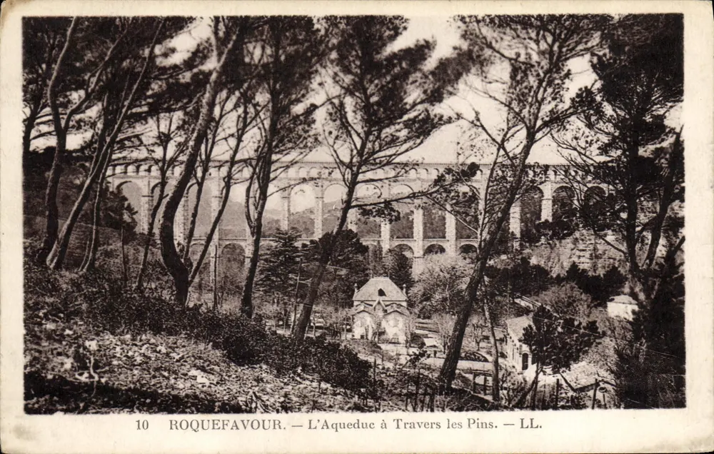 Roquefavour — O Aqueduto entre os Pinheiros — LL. - Frente