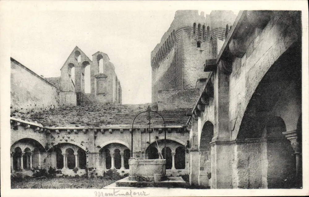 Montmajour — Hof des Klosters und Turm des 13. Jahrhunderts — Photo George - Arles - Vorderseite
