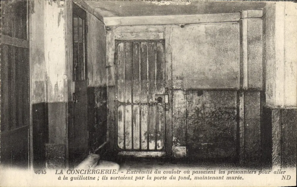 Die Conciergerie — Ende des Korridors, durch den die Gefangenen zur Guillotine gingen; sie verließen durch die hintere Tür, die jetzt vermauert ist. - Vorderseite