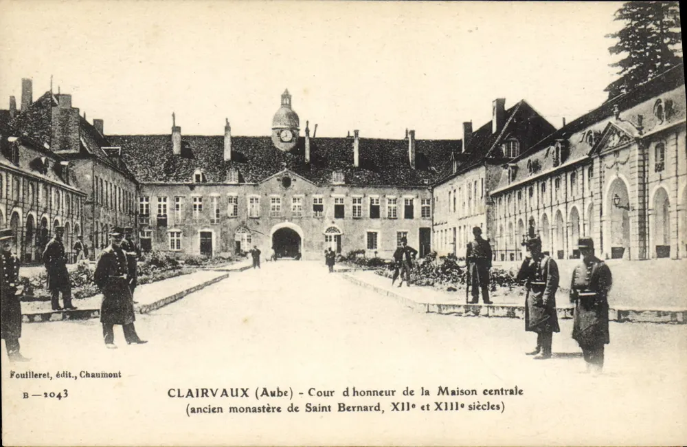 Clairvaux (Aube) - Cour d'honneur de la Maison centrale (ancien monastère de Saint Bernard, XIIe et XIIIe siècles) — Fouilleret, édit., Chaumont, B-3043 - Vorderseite