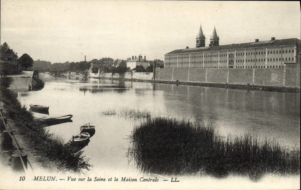 Melun — Ansicht der Seine und der Maison Centrale — LL. - Vorderseite