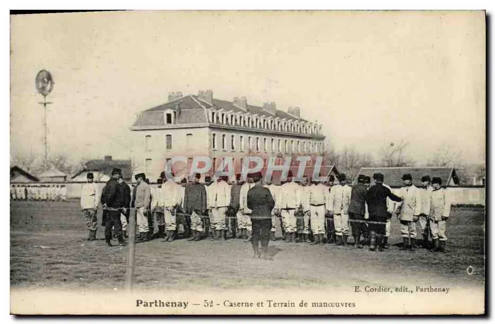 Parthenay — 52 — Kasernen und Übungsplatz — E. Cordier, Verlag, Parthenay - Vorderseite