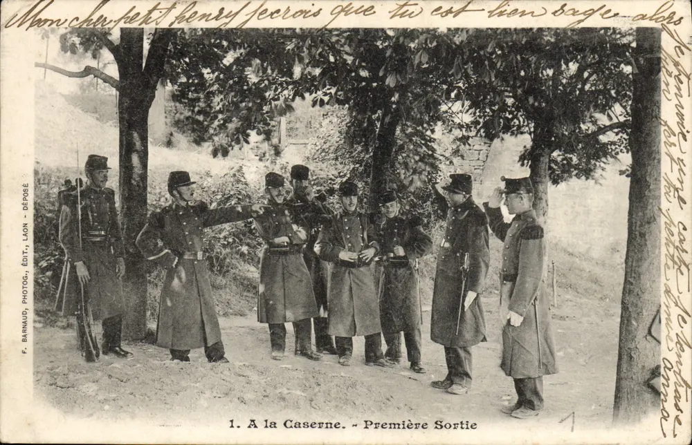 Soldados na Caserna — Primeira Saída — F. Barnaud, Fotog., Editor, Laon - Frente