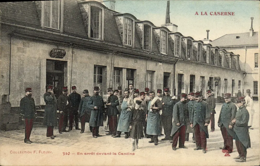 Caserne — Parado em frente à Cantina — Coleção F. Fleury, n° 310 - Frente