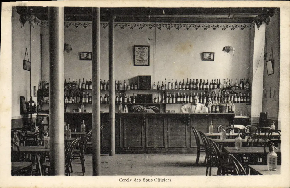 Cercle des Sous Officiers — Intérieur d'un bar avec barman — Phototypie Jelhy-Pendel-Mortagne - Recto