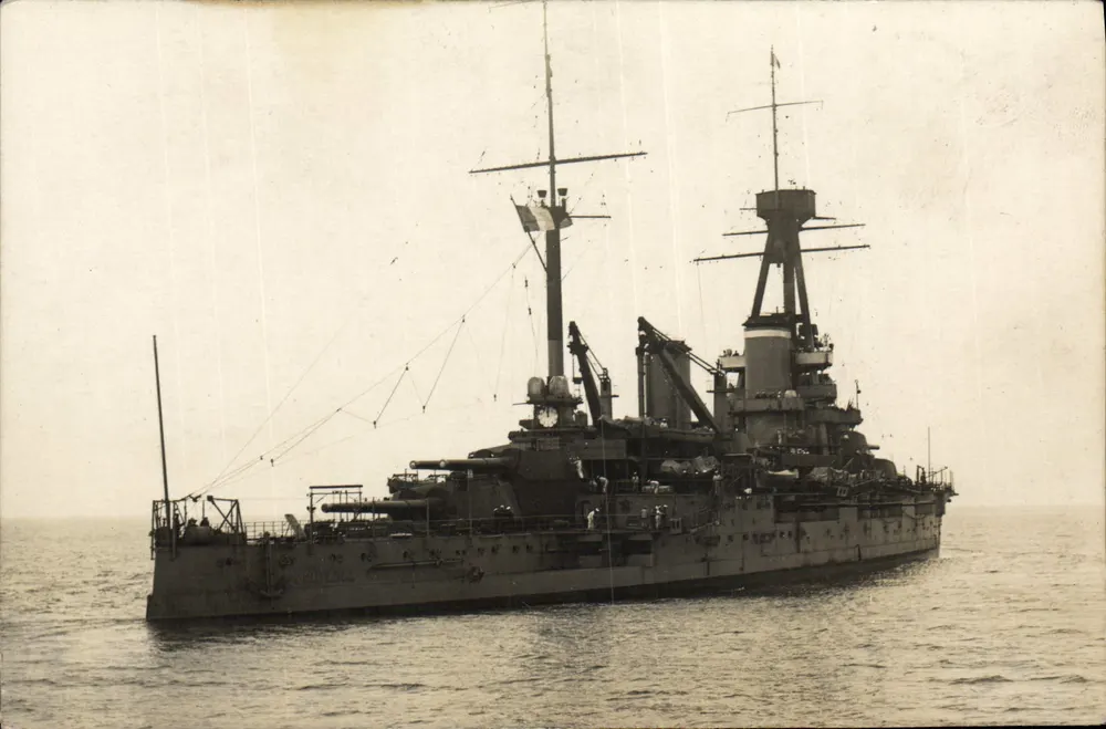 Navio de guerra — vista lateral — n°20 - Frente