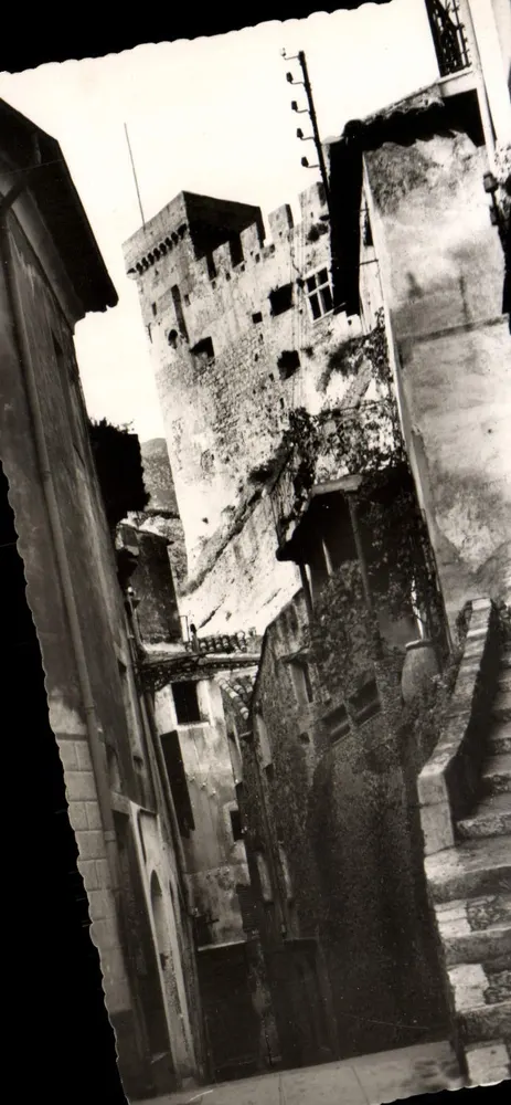Roquebrune-Village (A.M.) — Der Schloss von innen aus der Dorfstraße gesehen — André Lecone, Monaco - Vorderseite