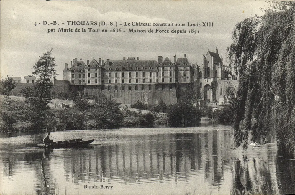 Thouars (D.S.) — O Castelo construído sob Luís XIII por Marie de la Tour em 1635 — Casa de Force desde 1871 — Dando-Berry - Frente
