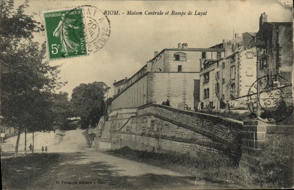 Riom - Casa Central e Rampe de Layat — H. Passanger, livreiro em Riom - Frente