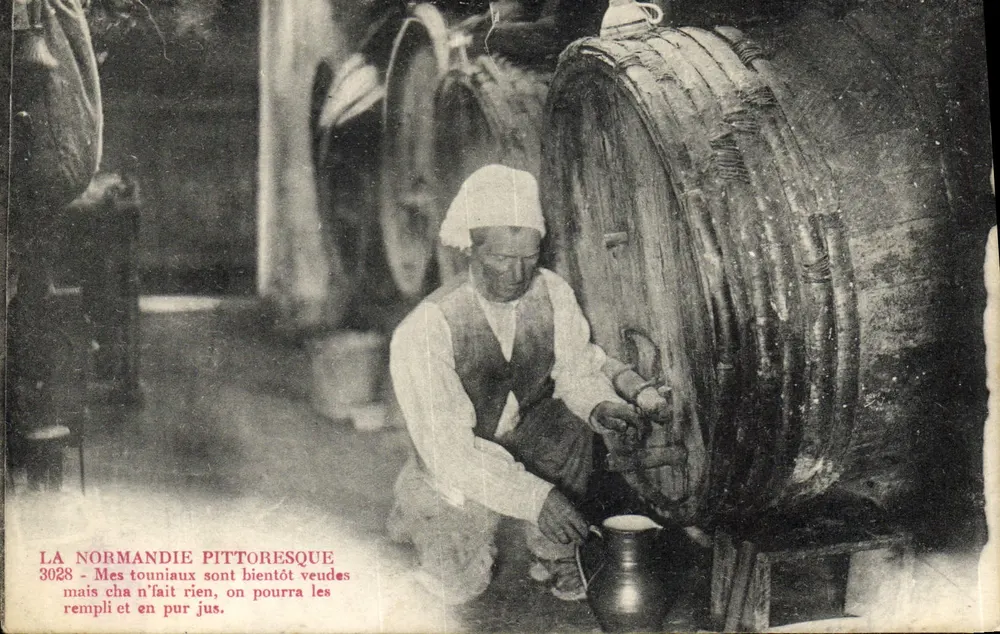 A Normandia pitoresca — vinicultor enchendo um barril — editor La Normandie Pittoresque, n° 3028 - Frente