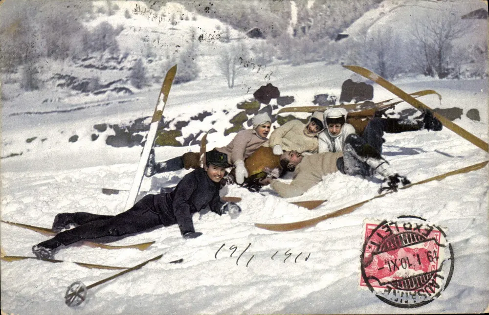 Ski in den Alpen — Gruppe von Skifahrern in spielerischer Pose — unbekannter Verlag, Seriennummer nicht sichtbar - Vorderseite