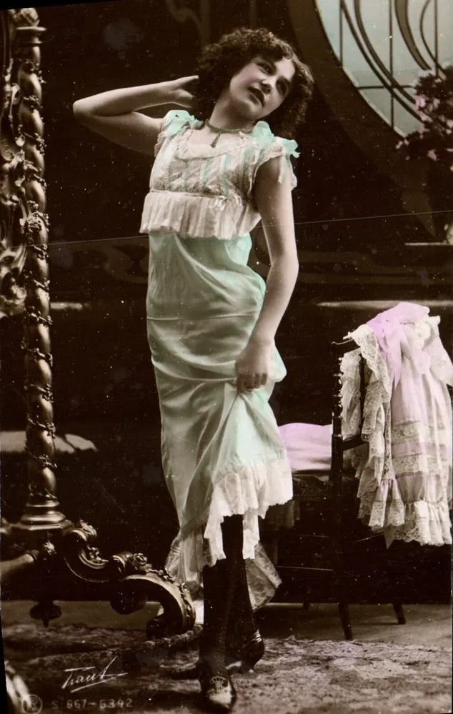 Joven muchacha en vestido de estilo Art Déco — Studio Traut — n° 6342 - Anverso