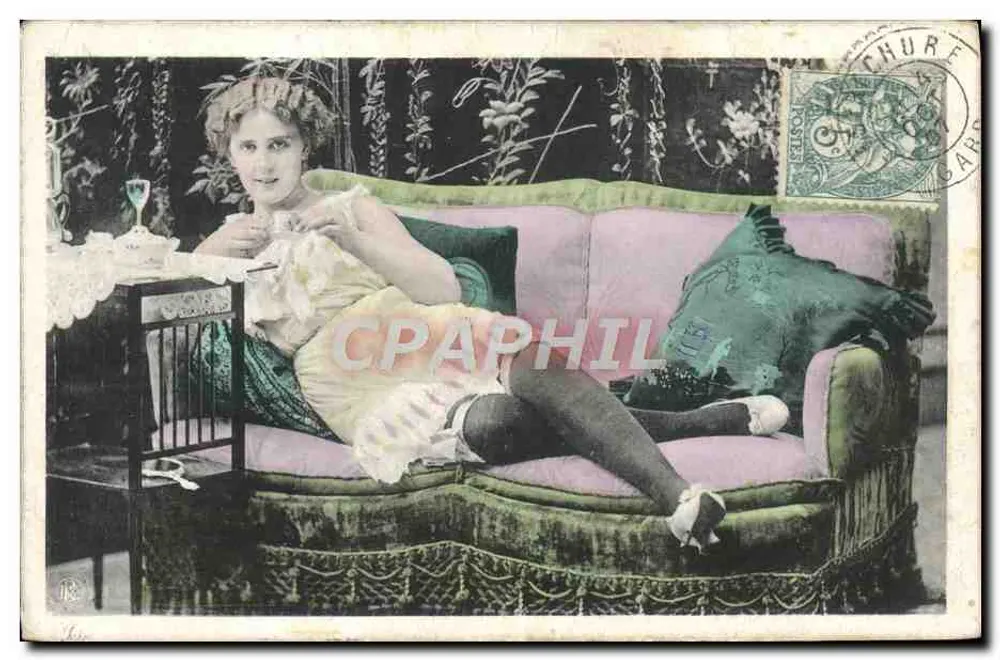 Mulher em vestido leve em um sofá — decoração floral — D. & C. Berlin, série 2326 - Frente