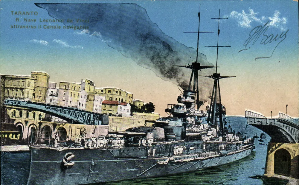 Taranto — Nave Leonardo da Vinci atravessando o Canal Navegável — Impresso na Itália - Frente