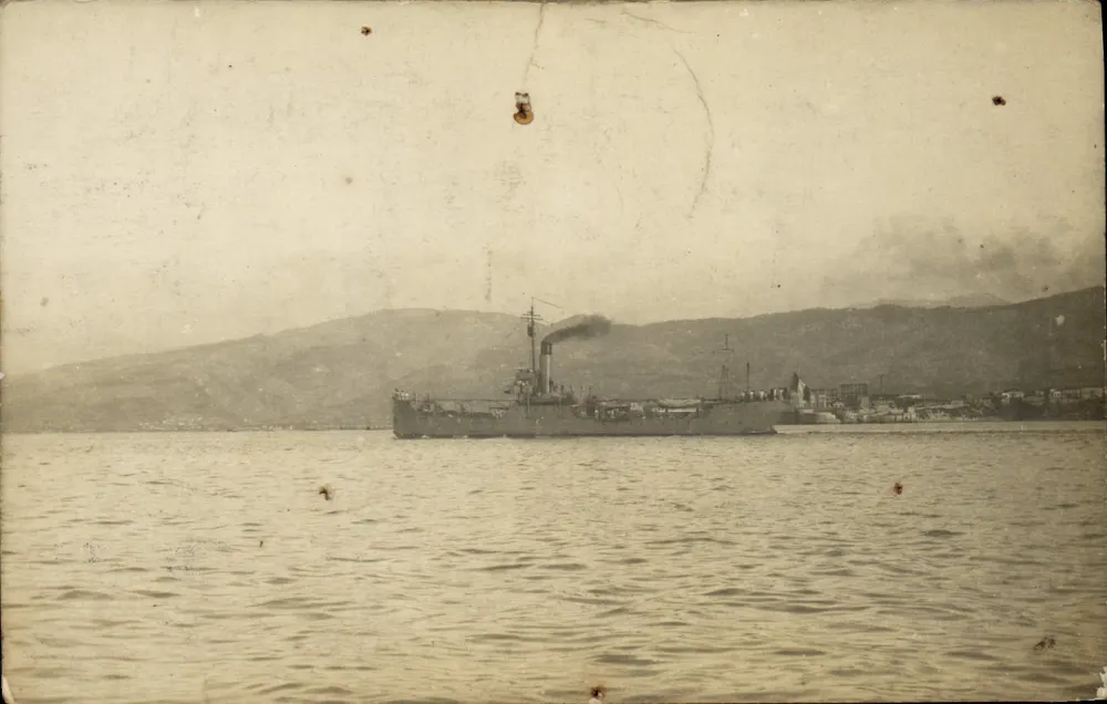 Militair schip — Haven met bergen in de achtergrond - Voorkant