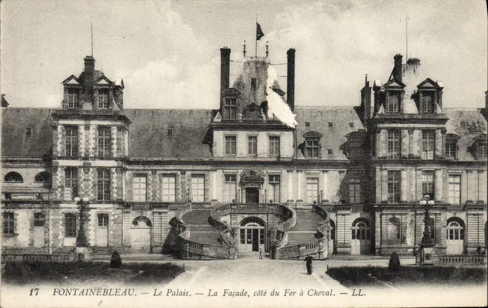 Fontainebleau — Das Schloss — Die Fassade, Seite des Eisenpferds — LL. — N° 17 - Vorderseite