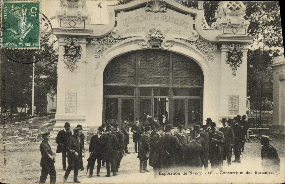 Exposição de Nancy - 36. - Consortium des Brasseries — Entrada ornada, multidão diante - Frente