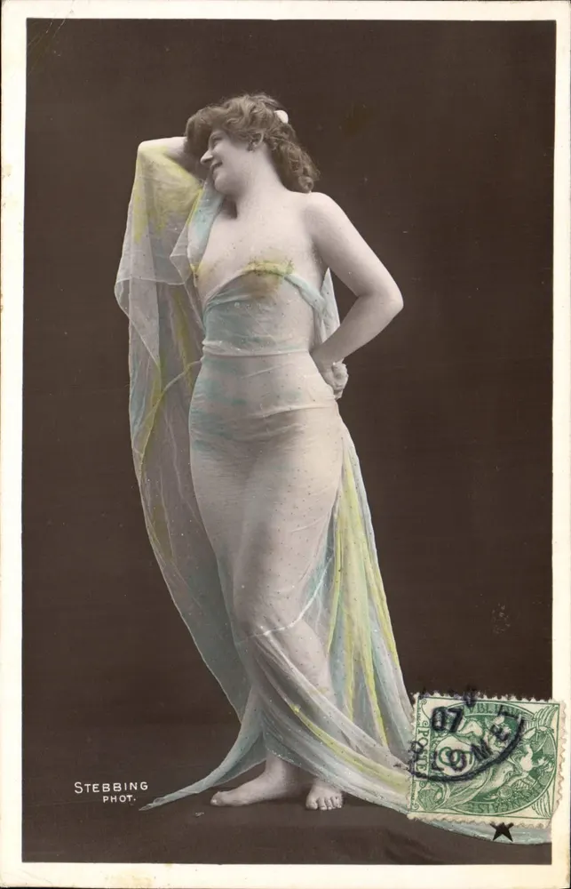 Mujer en vestido transparente — pose de bailarina — Stebbing Phot. - Anverso